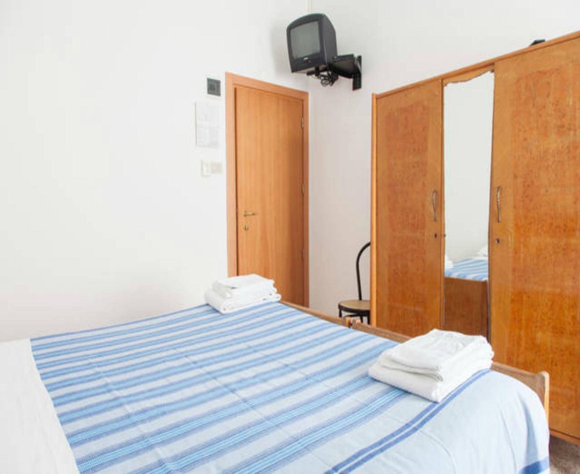 Hotel Ronconi Rimini Exteriör bild